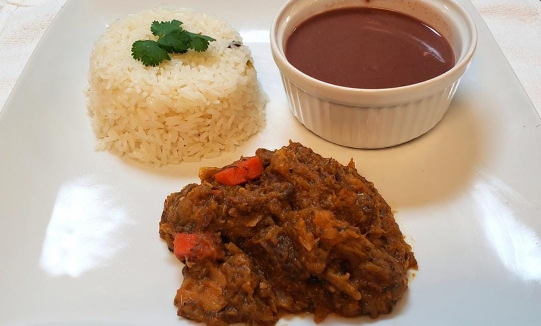 Legume and sauce pwa comes with white rice, fried green plantains and tossed salad